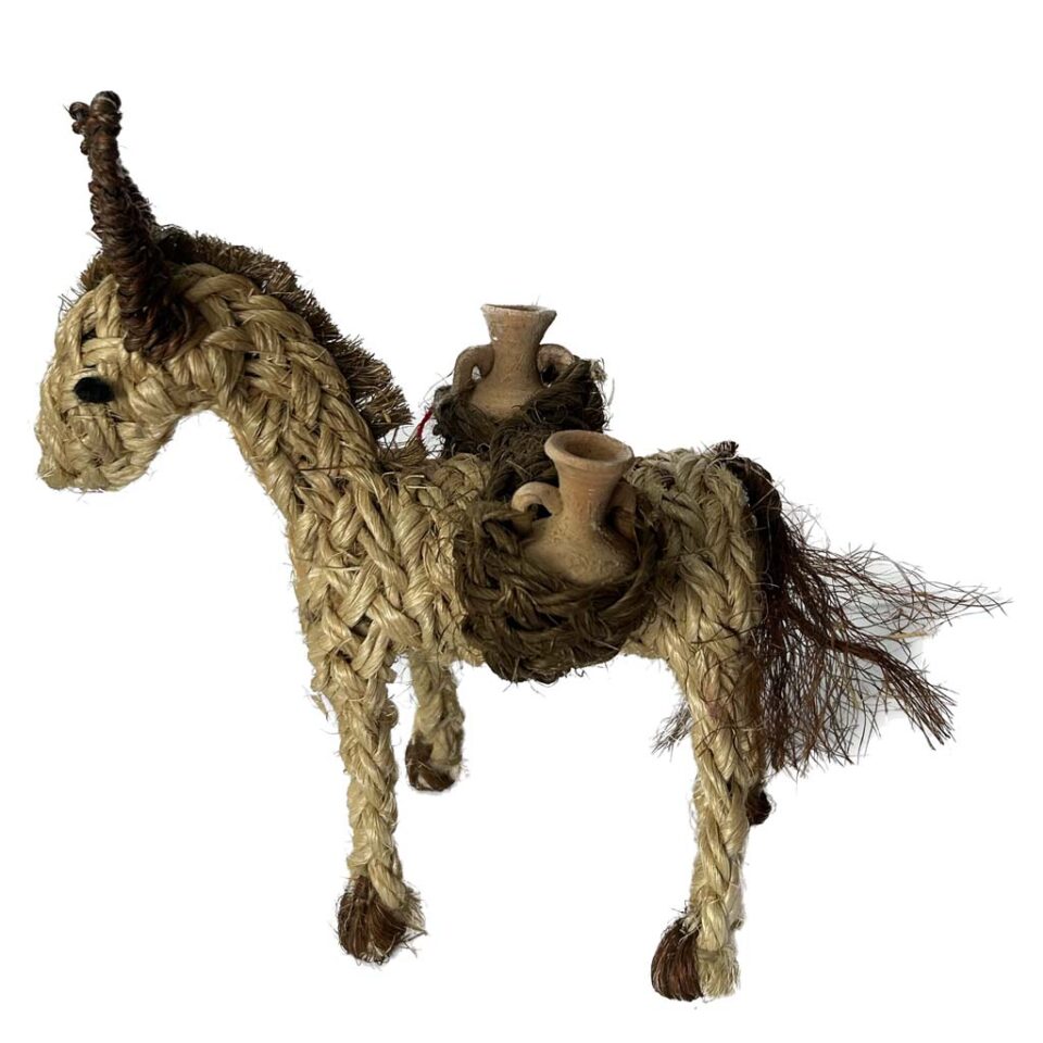 Burro de sisal marrón y natural con cántaros